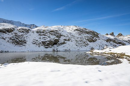 Une partie du lac des Aires dans le cirque de Troumouse après des chutes de neige