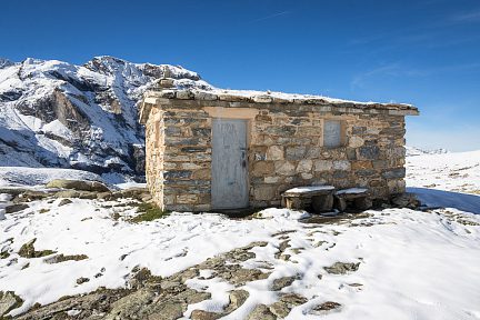Devant la cabane de la Vierge fermée