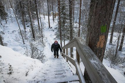 Passage sur un des escaliers en bois