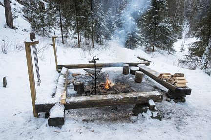 Tout est prévu à côté du refuge pour faire du feu