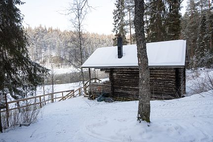 Le refuge sous un autre angle et la rivière juste devant