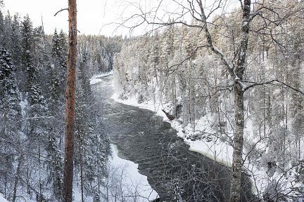 On repasse au point de vue sur la rivière Kitkajoki en Finlande