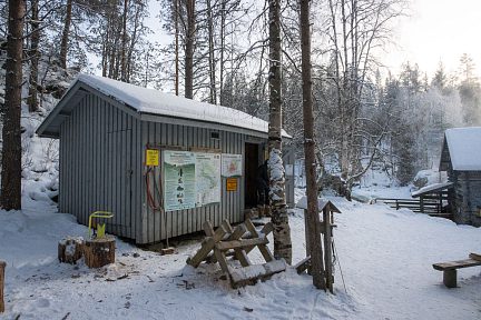 La réserve de bois près de Myllykoski pour le barbecue