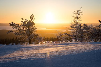 Le soleil se lève au dessus des lacs de Finlande