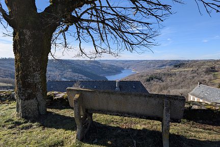 Beau point de vue sur le lac de Sarrans