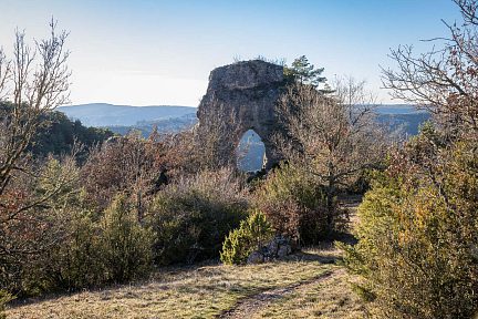 L'arche de Roquesaltes et sa cloche suspendue sous un autre angle