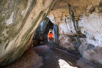 On passe par plusieurs grottes pendant la randonnée