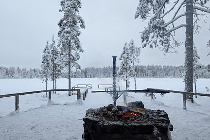 Nouvelle randonnée dans la neige en Finlande vers un abri avec feu