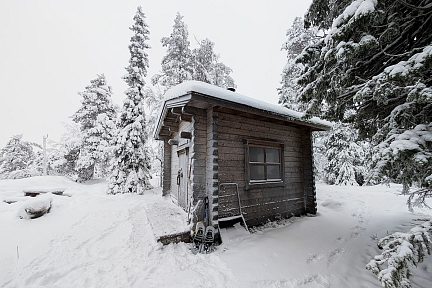 Cabane du jour après une randonnée dans la neige fraichement tombée
