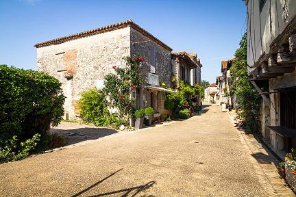 Rue dans le village de Pujols