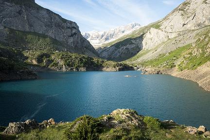 Lac des Gloriettes bien rempli fin mai 2026