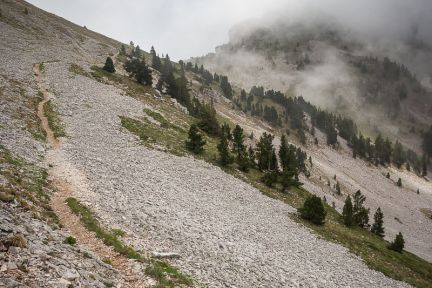 Le sentier traverse des éboulis mais aucune difficulté