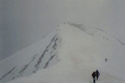 Grand Astazou au petit matin, orage sur le Mont Perdu
