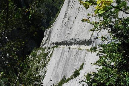 Chemin de la Mâture sculpté dans la roche