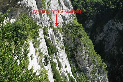 Chemin de la Mature à peine visible dans la paroie