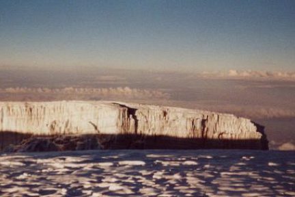un glacier au sommet du kilimandjaro
