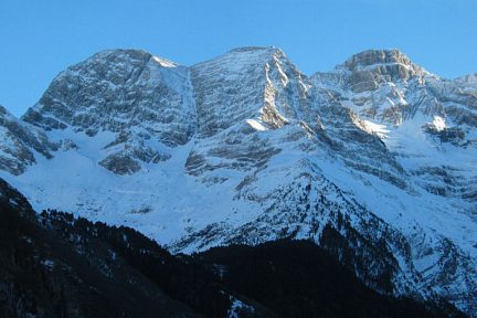 Les Astazous vus depuis Gavarnie, en sortie de village