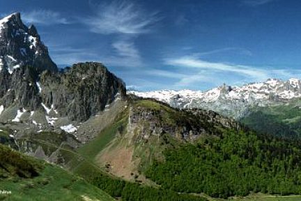 Pic du Midi d'Ossau et lac de Bious-Artigues.