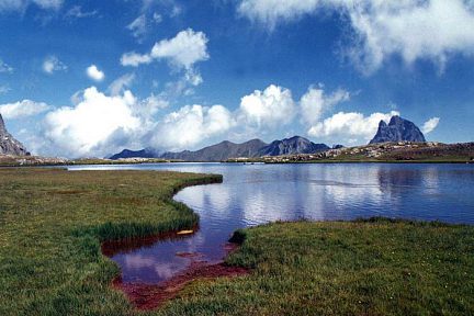 Pic du Midi d'Ossau derrière le lac d'Anayette.
