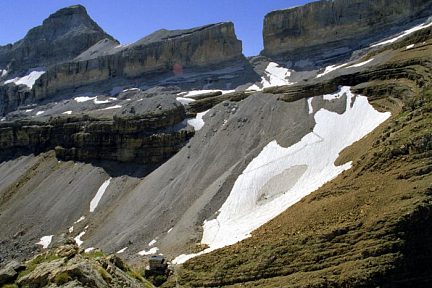 Brèche de Roland et refuge depuis les Sarradets