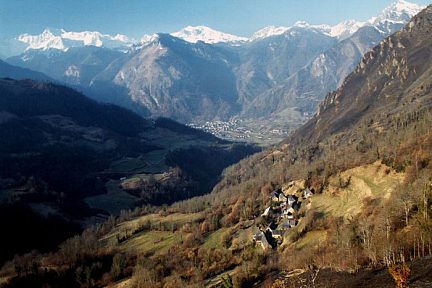 Laruns (au fond) et  le hameau de Listo