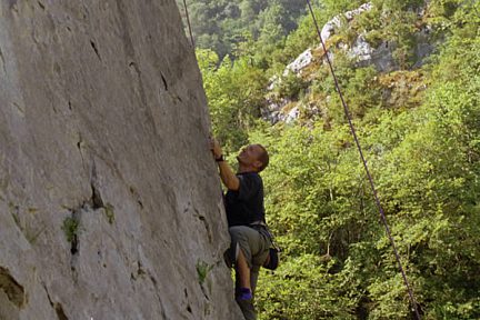 Escalade au rocher-école d'Arudy.