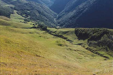 Vallée de la Pique depuis la montée au Céciré.