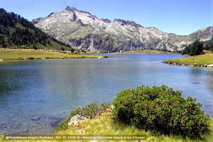 Lac d'Aumar face au massif du Néouvielle