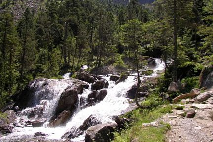 Cascade dans la vallée de Lutour