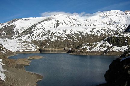 Lac des Gloriettes et sommets enneigés