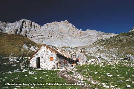 Cabane d'Ardinet lors de la restauration de la toiture