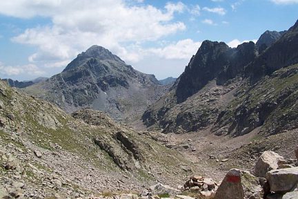 Le mont Bégo à gauche
