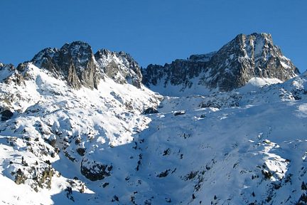 Pic du Néouvielle et brèche de Chausenque depuis le refuge de la Glère