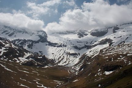 Brèche de Tuquerouye depuis le cirque d'Estaubé
