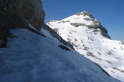 Coutendé et pic d'Anie sous un ciel bleu