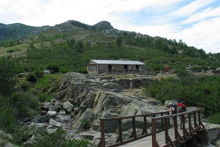 Passerelle avant le refuge de Manganu