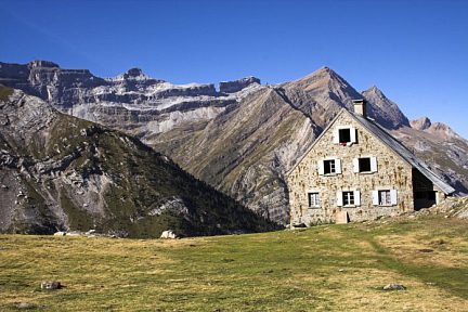 Refuge des Espuguettes et Brèche de Roland en arrière plan