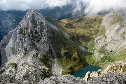 Dec de Lhurs et son lac depuis la crête du Grand Billare