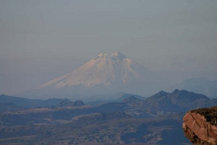 Cotopaxi shooté au petit matin depuis le glacier du Cayambe
