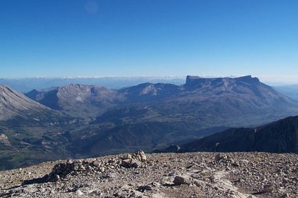 Vue du sommet sur le plateau de Bure