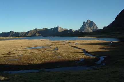 Ibon de Anayet et pic du Midi d'Ossau depuis le plateau