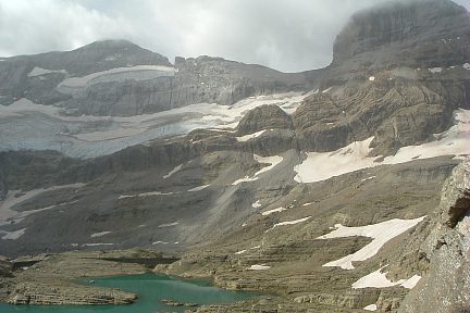 Face nord-est du Mont Perdu et lac Glacé depuis la Brèche de Tuquerouye