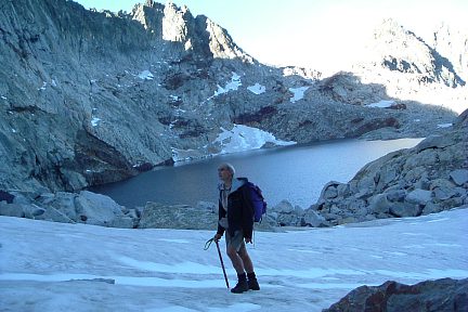 Traversée du névé au lac glacé de Clarabide