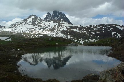 Pic du Midi d'Ossau vu d'un petit lac frontière