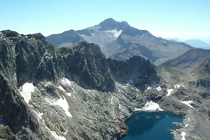 Clarabide, lac glacé et Posets depuis le pic Saint Saud