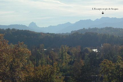 Pic de Sesques et pic du Midi d'Ossau depuis Pau