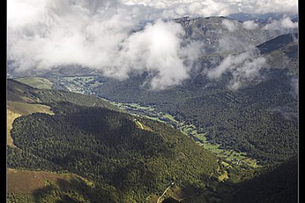 Vue sur la vallée depuis les crêtes du Montaigu