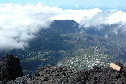 Vue plongeante sur Cilaos depuis le sommet Sud du Piton des Neiges