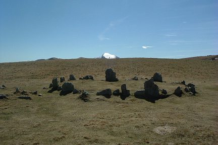 Pic d'Orhy enneigé depuis les cromlechs d'Occabe