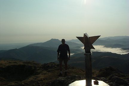 Sommet de Txurrumurru et vue sur la Rhune